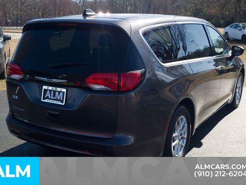 Used 2022 Chrysler Voyager LX image 5