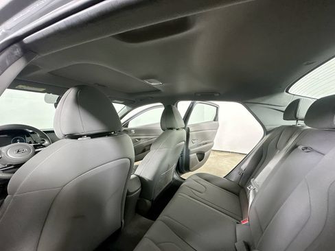 Used 2022 Hyundai Elantra SEL w/ Convenience + Premium Package FWD image 12