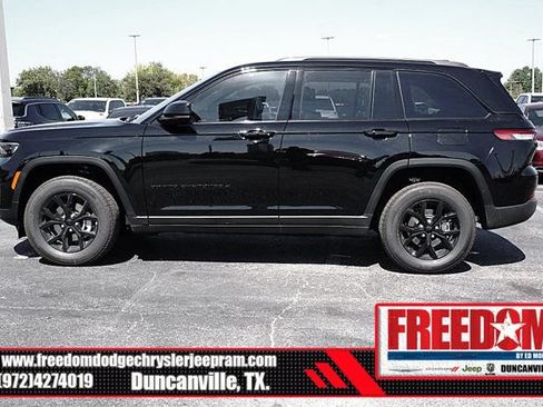Used 2025 Jeep Grand Cherokee Altitude AWD/4WD image 2