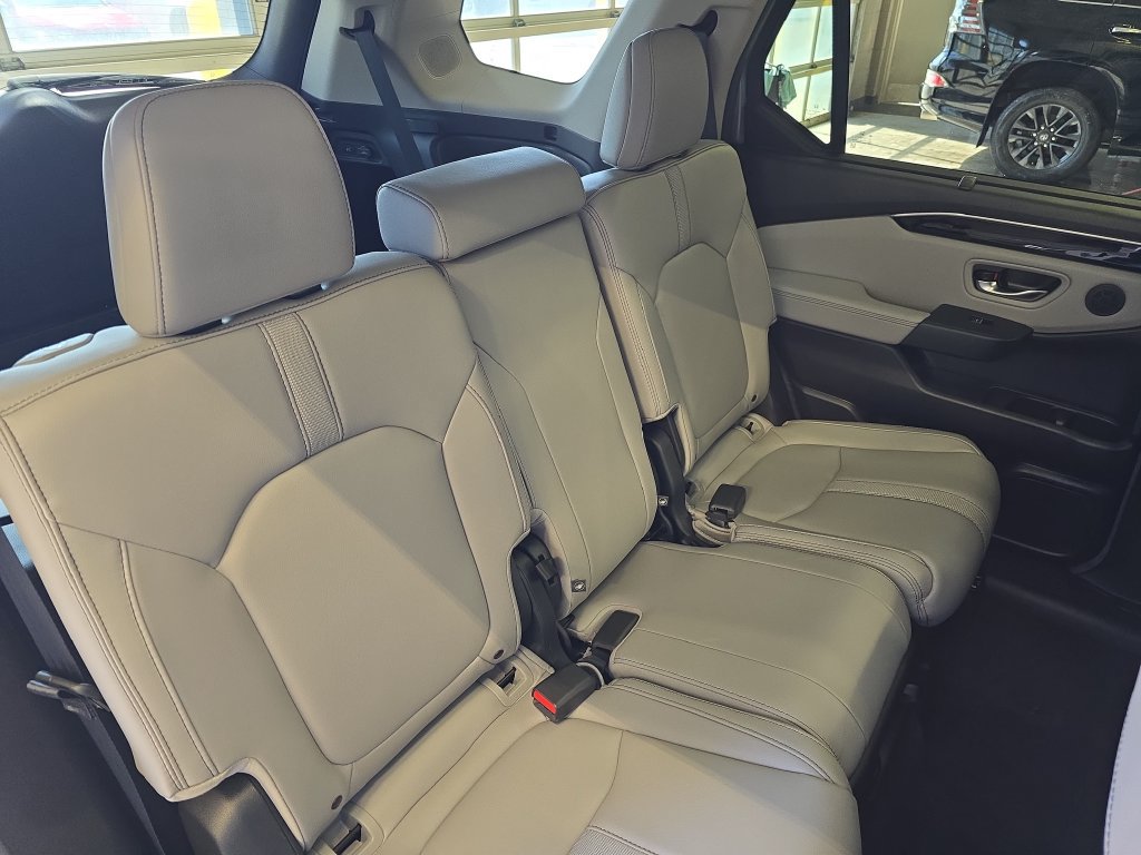 Used 2025 Honda Pilot Touring image 13