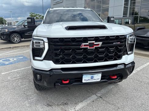 Used 2024 Chevrolet Silverado 2500 ZR2 w/ Technology Package AWD/4WD image 9