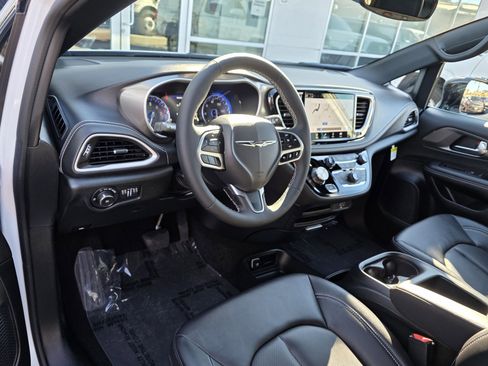 New 2026 Chrysler Pacifica Select image 9