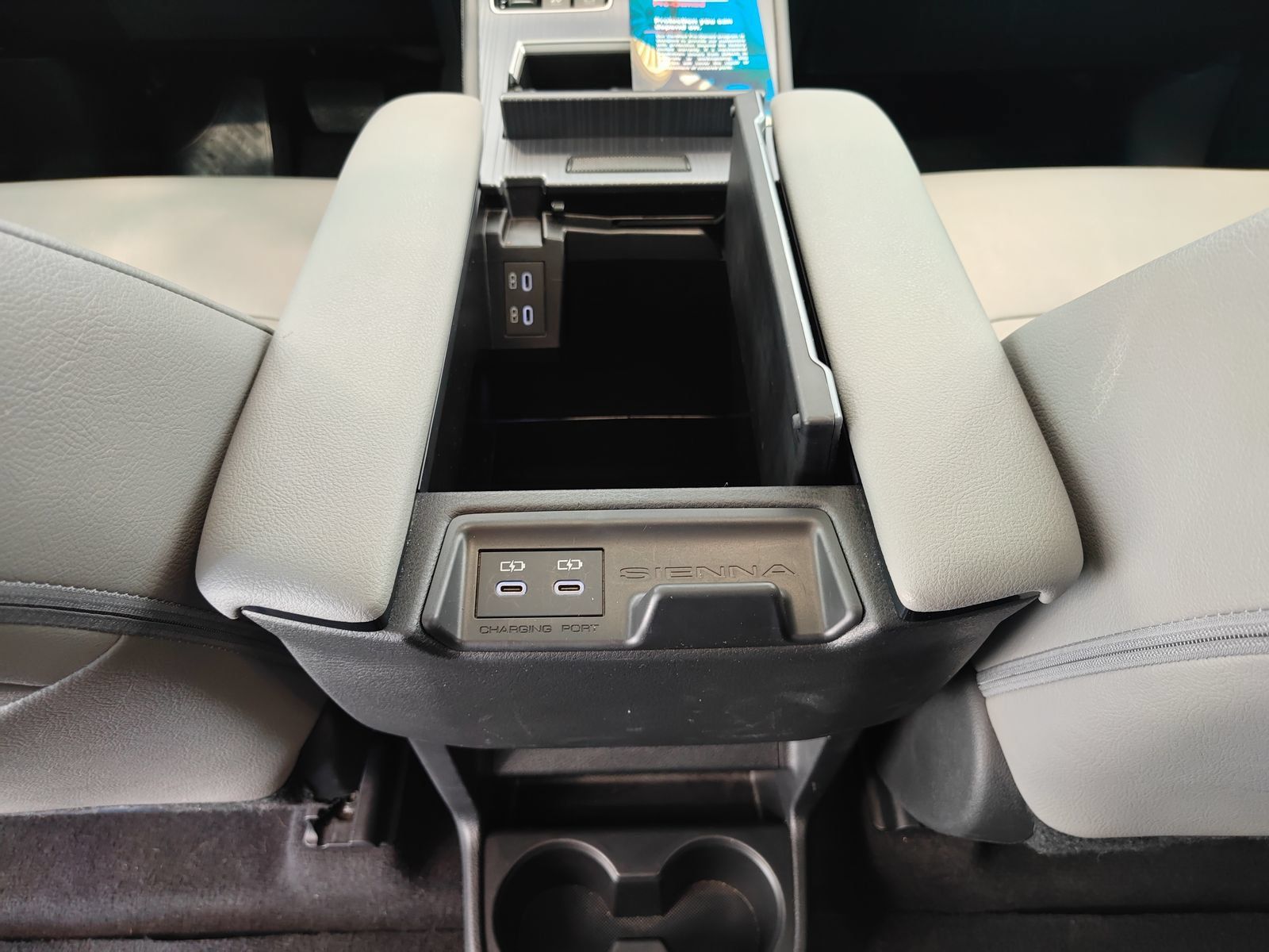 Used 2025 Toyota Sienna XLE FWD image 30