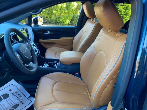 Used 2023 Chrysler Pacifica Pinnacle image 28