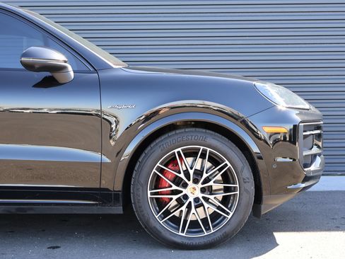 Certified 2025 Porsche Cayenne S AWD/4WD image 12