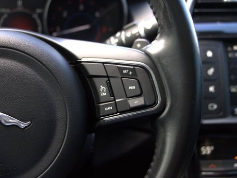 Used 2018 Jaguar XE Premium image 21