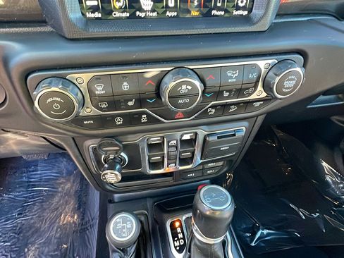 Used 2019 Jeep Wrangler Unlimited Sahara image 32