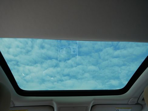 Used 2021 Jaguar XF SE image 19