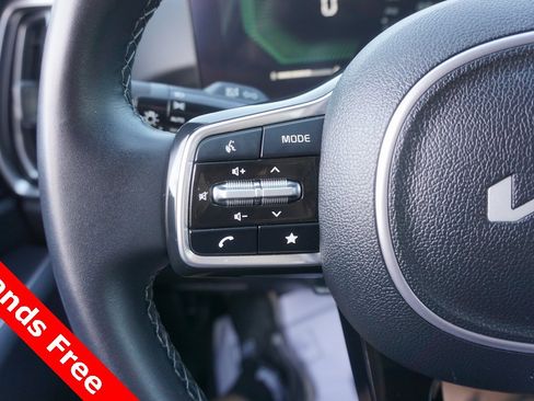 Used 2025 Kia Sorento S w/ Panoramic Sunroof Package image 4
