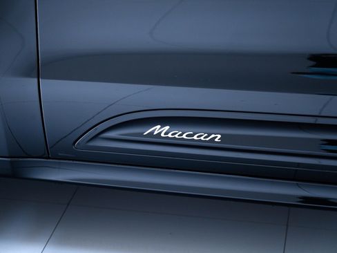 Certified 2026 Porsche Macan AWD/4WD image 13