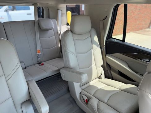 Used 2019 Cadillac Escalade Luxury AWD/4WD image 12