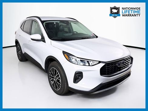 Used 2025 Ford Escape SE w/ Class II Trailer Tow Package image 2