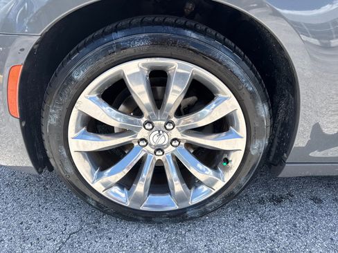 Used 2018 Chrysler 300 Limited RWD image 9
