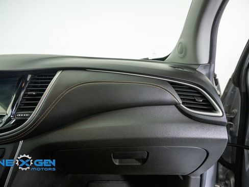 Used 2019 Chevrolet Trax LT w/ LT Convenience Package FWD image 40