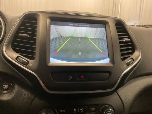 Used 2019 Jeep Cherokee Trailhawk w/ Cold Weather Group AWD/4WD image 23