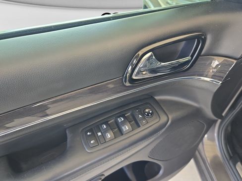 Used 2020 Jeep Grand Cherokee Overland RWD image 11