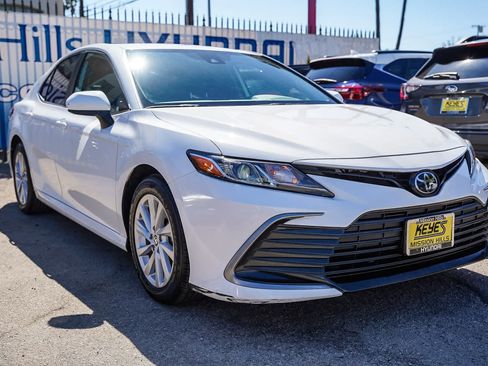 Used 2022 Toyota Camry LE image 3