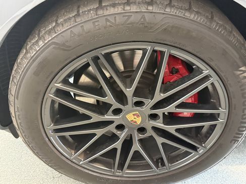 Used 2025 Porsche Cayenne GTS AWD/4WD image 37