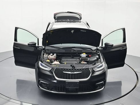 Used 2023 Chrysler Pacifica Touring-L FWD image 44