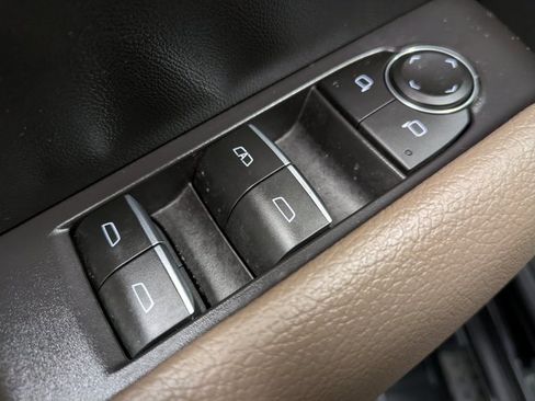 Used 2024 GMC Canyon Denali image 10