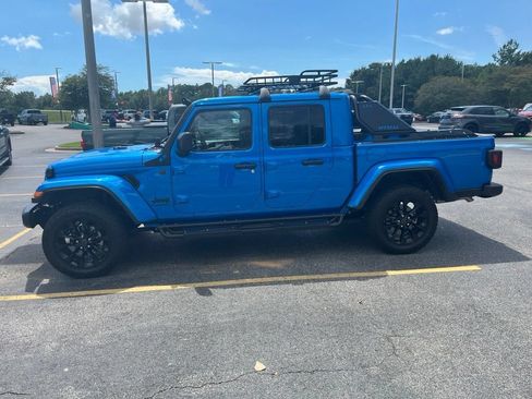 Used 2024 Jeep Gladiator Sport AWD/4WD image 2