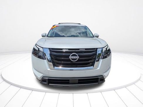 Used 2025 Nissan Pathfinder SV FWD image 9