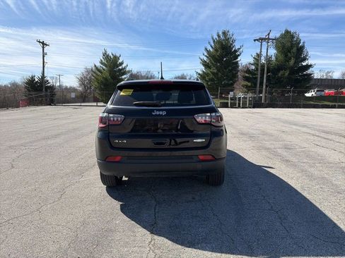 Used 2024 Jeep Compass Latitude image 11