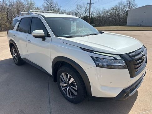 Used 2023 Nissan Pathfinder SL w/ Lighting Package (N92) FWD image 7