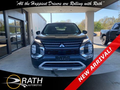 Used 2024 Mitsubishi Outlander SE image 3