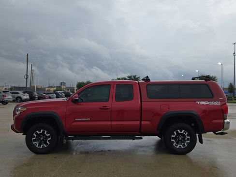 Used 2017 Toyota Tacoma SR5 AWD/4WD image 7