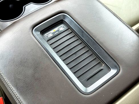 Used 2016 Chevrolet Suburban LT image 32