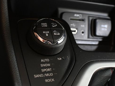 Used 2014 Jeep Cherokee Trailhawk w/ Cold Weather Group AWD/4WD image 11