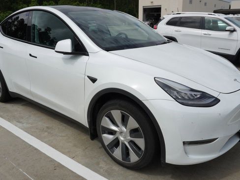 Used 2022 Tesla Model Y Long Range image 3