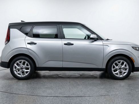 Used 2025 Kia Soul LX w/ LX Technology Package image 11