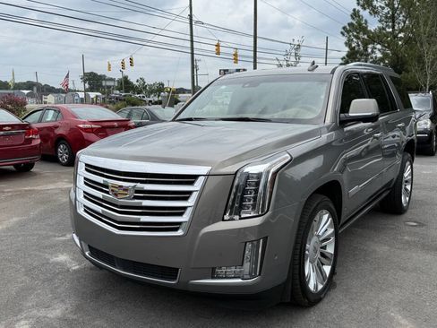 Used 2017 Cadillac Escalade Platinum AWD/4WD image 3