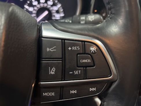 Used 2021 Toyota Highlander XLE AWD/4WD image 17