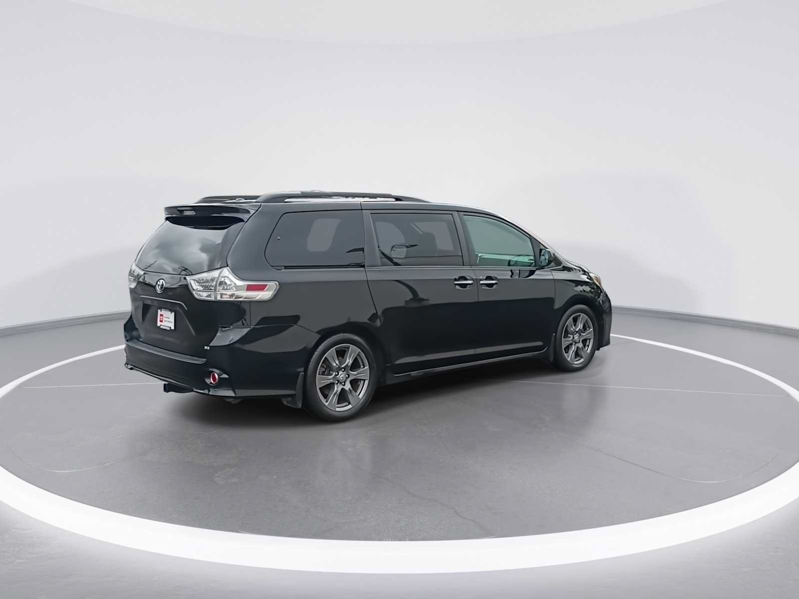 Certified 2017 Toyota Sienna SE w/ SE Preferred Package FWD image 8