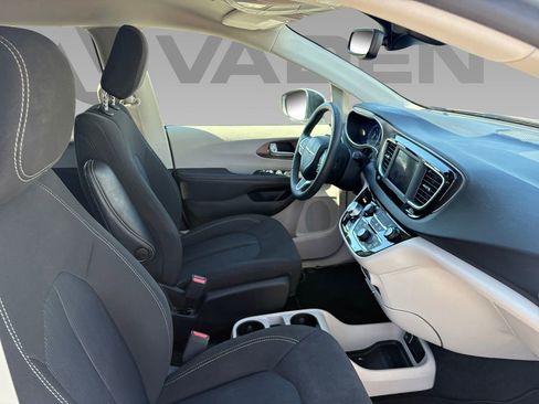 Used 2023 Chrysler Voyager LX FWD image 8