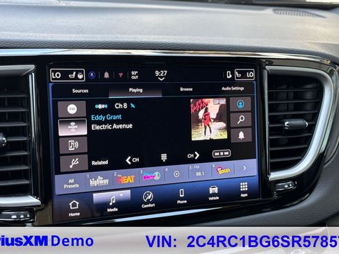 Used 2025 Chrysler Pacifica Select FWD image 33