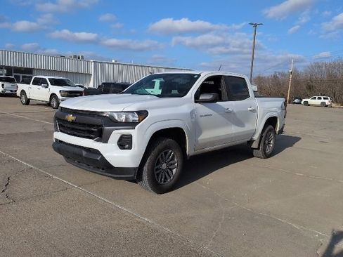 Used 2024 Chevrolet Colorado LT w/ LT Convenience Package II image 2
