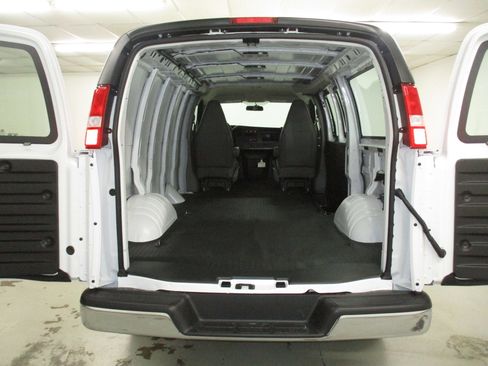 New 2026 GMC Savana 3500 RWD image 13