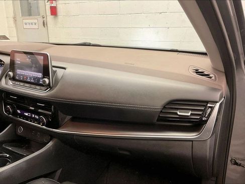 Used 2021 Nissan Rogue SV w/ Premium Package image 11