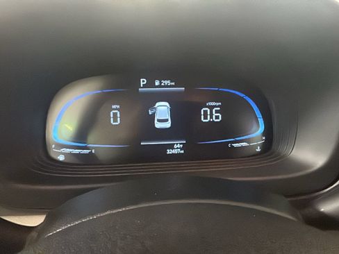 Used 2025 Hyundai Venue SEL FWD image 16