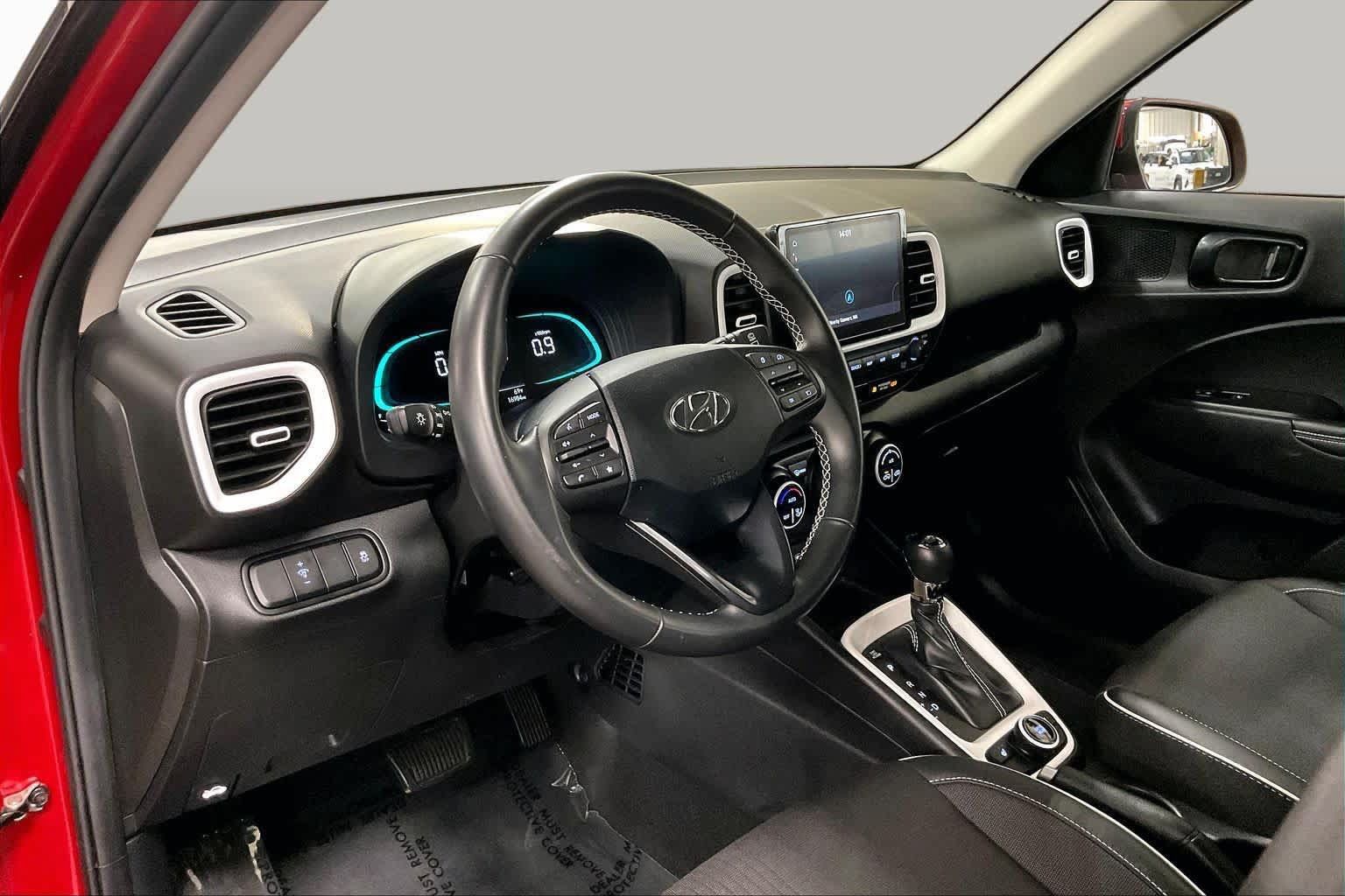 Used 2024 Hyundai Venue Limited FWD image 17