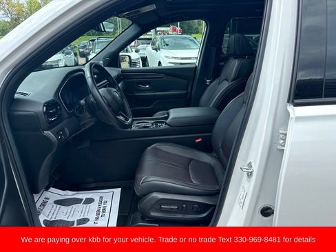Used 2025 Honda Pilot Black Edition image 9