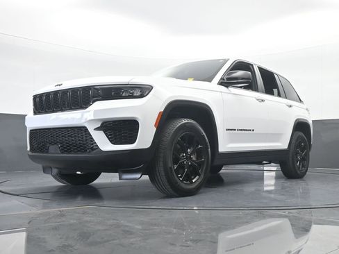 Used 2024 Jeep Grand Cherokee Altitude image 61