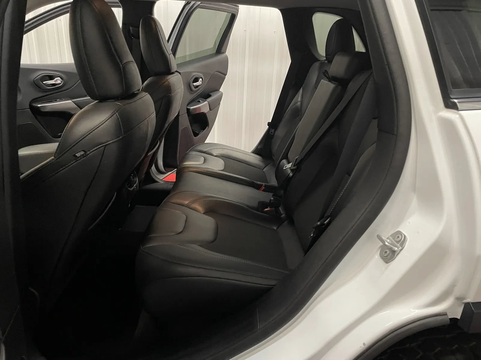 Used 2021 Jeep Cherokee Latitude Plus AWD/4WD image 37