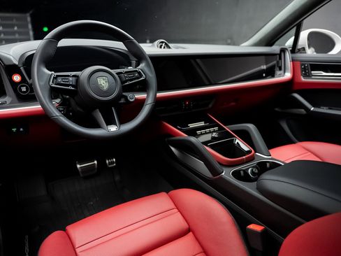 Used 2025 Porsche Cayenne Turbo image 2