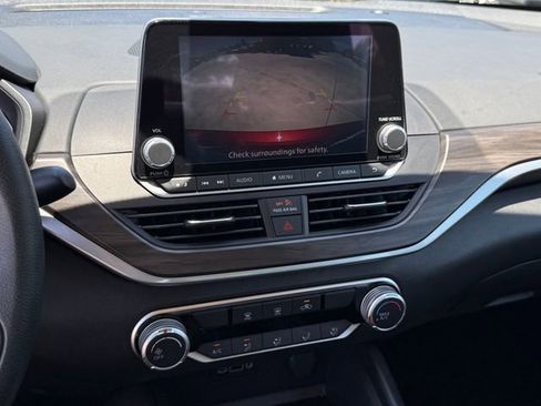 Used 2025 Nissan Altima 2.5 SV FWD image 18