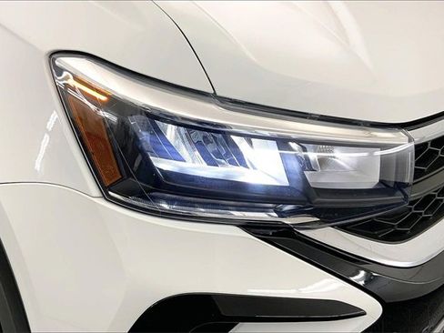 Certified 2022 Volkswagen Taos SE w/ Panoramic Sunroof Package image 24